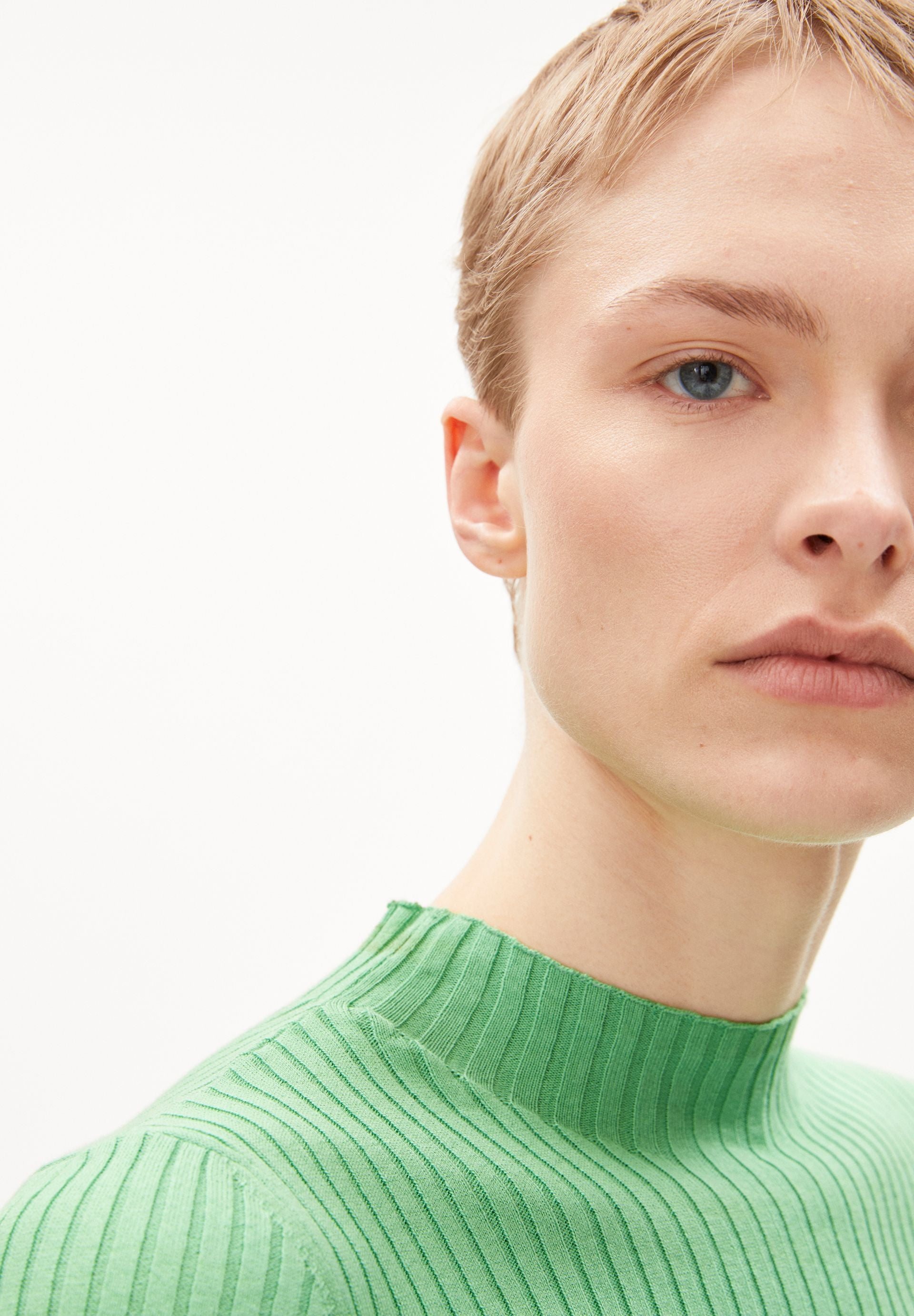 ALAANIA | apple neon