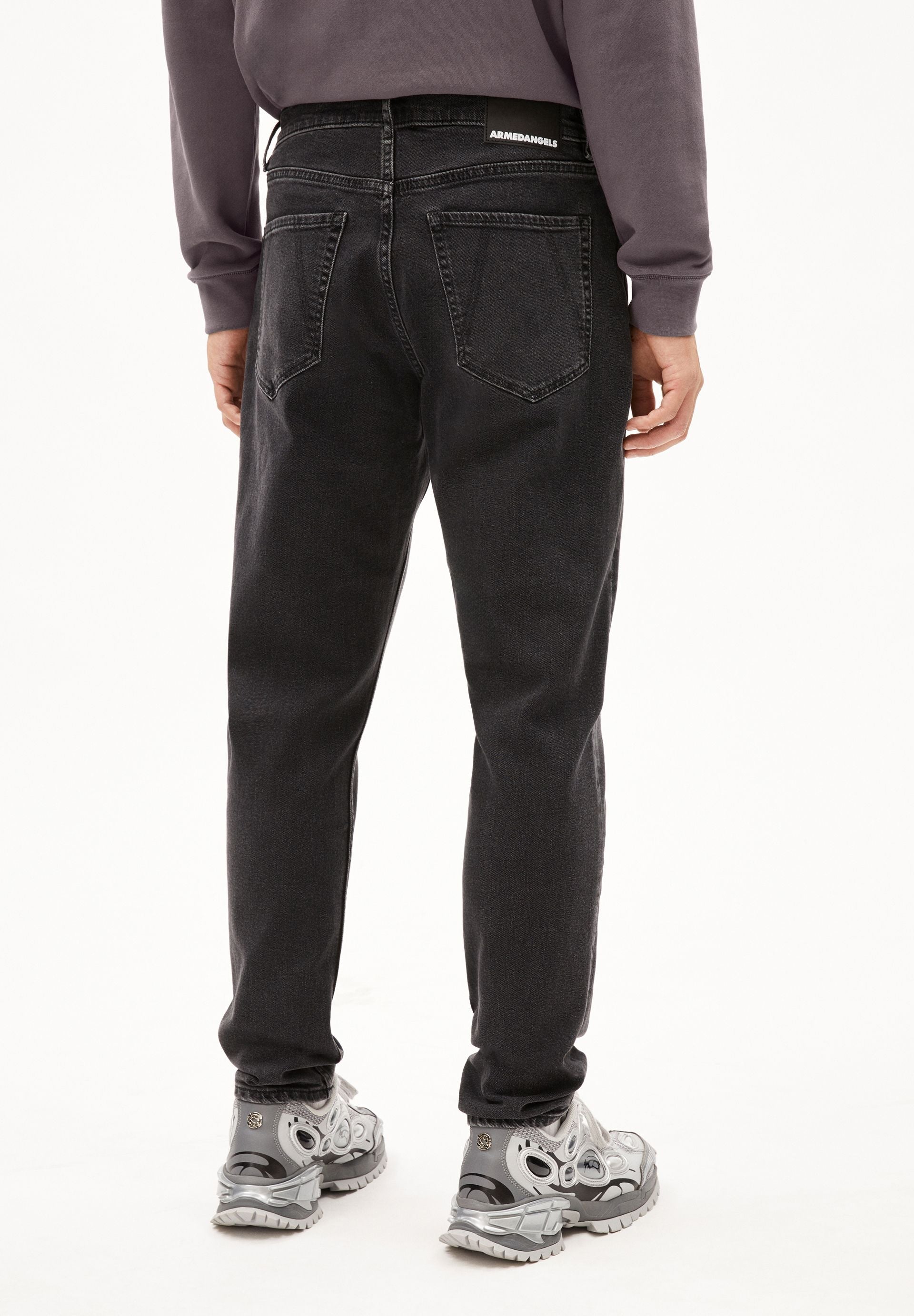 AARJO TARPA TAPERED JEANS | black washed authentic