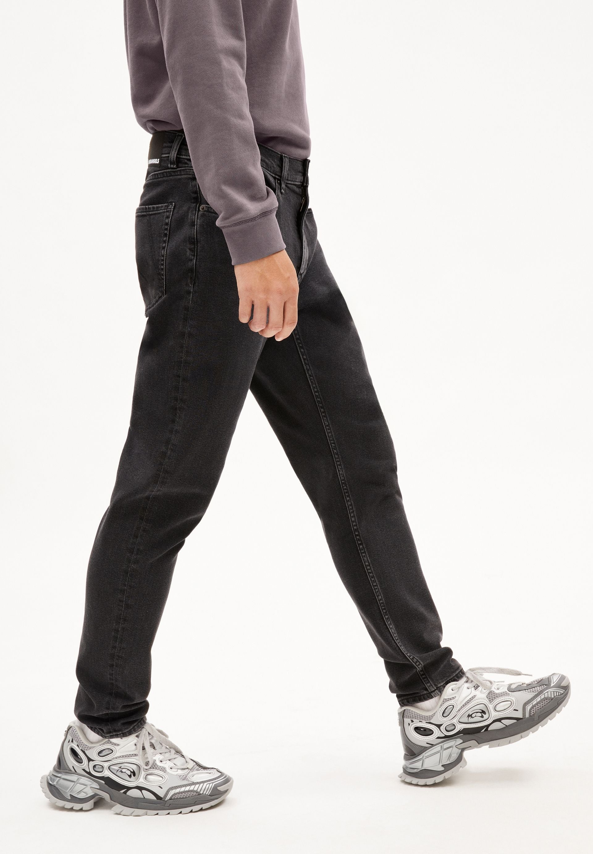 AARJO TARPA TAPERED JEANS | black washed authentic