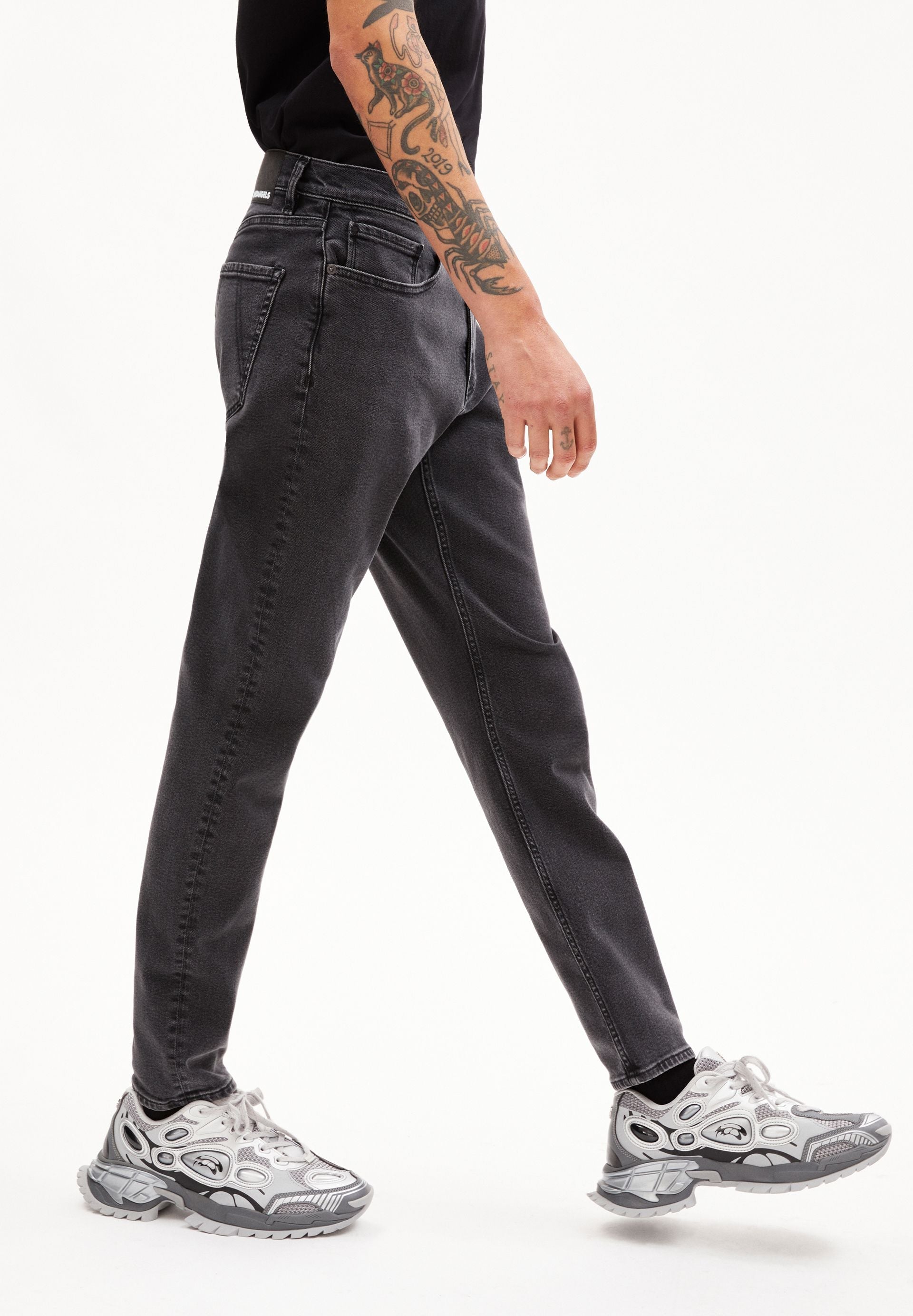 AARJO TARPA TAPERED JEANS | smoked