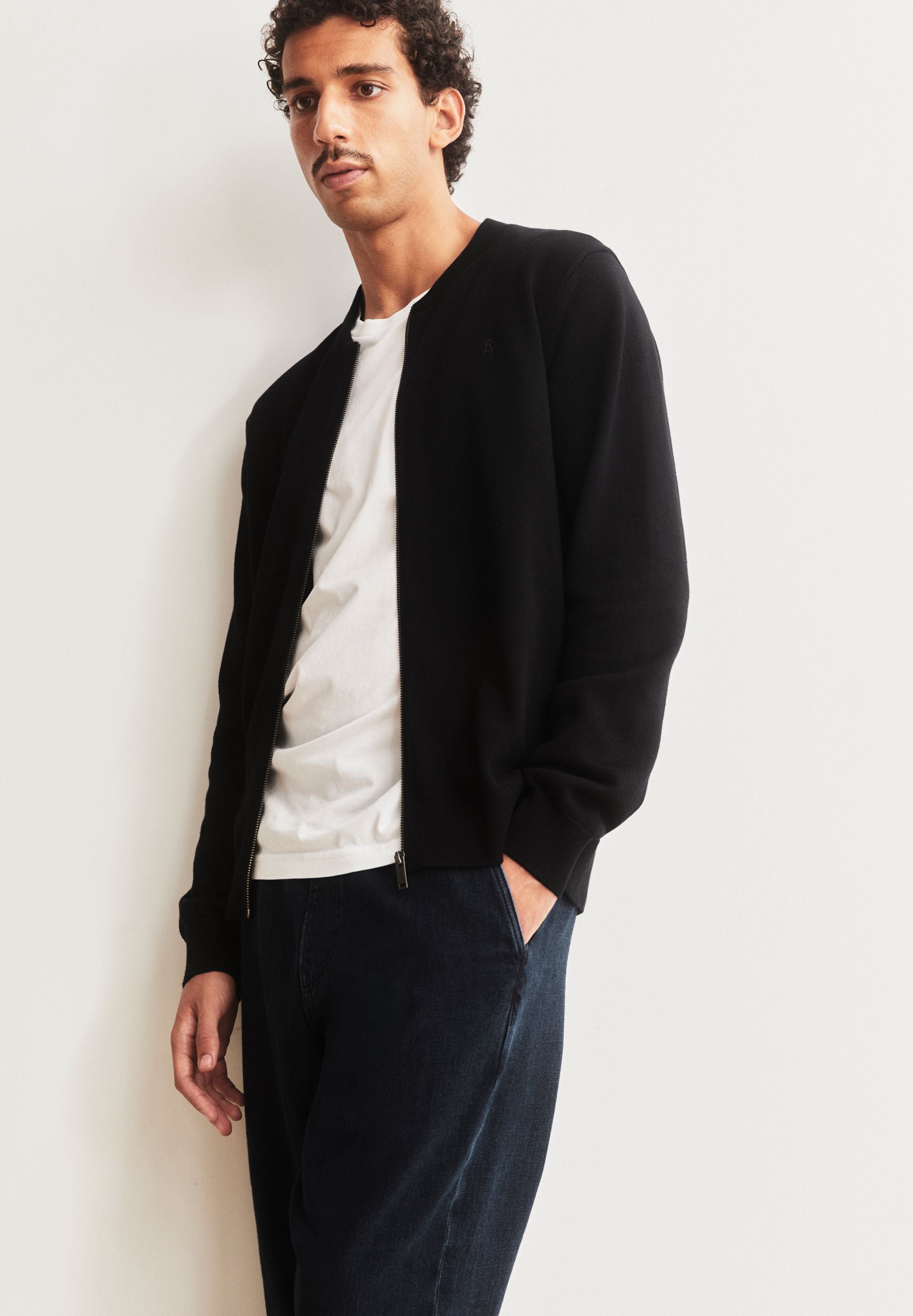 AGAAMON STRICKJACKE | black