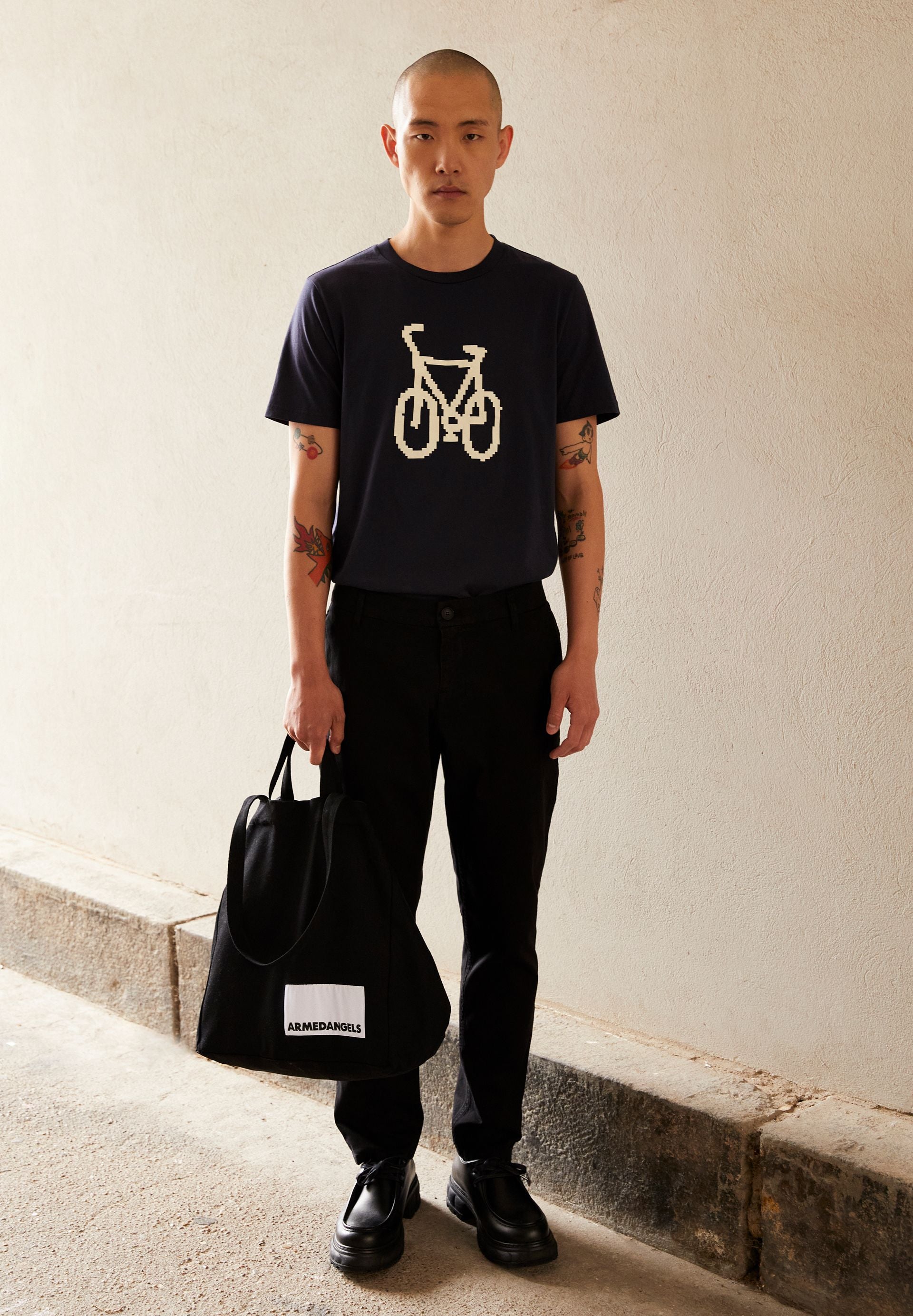 AATHAN | black
