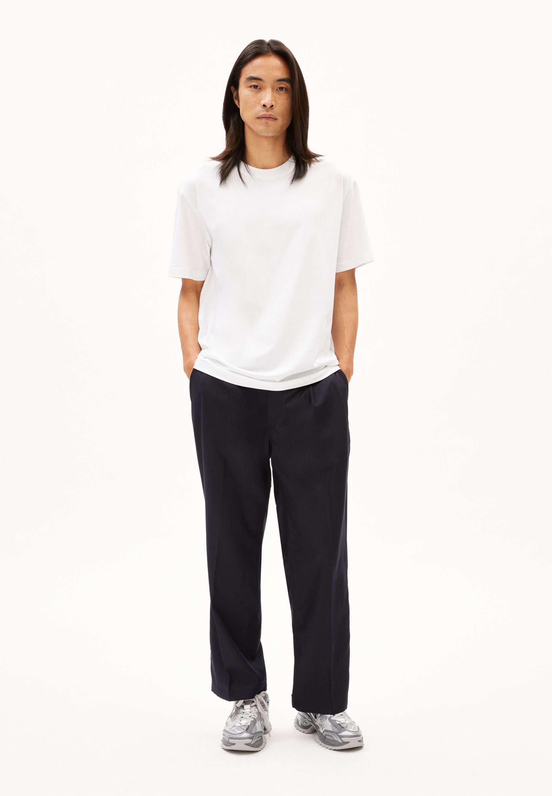 AADRU | white