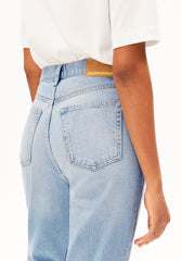 AAIKALA HIGH WAIST STRAIGHT JEANS | andromedar