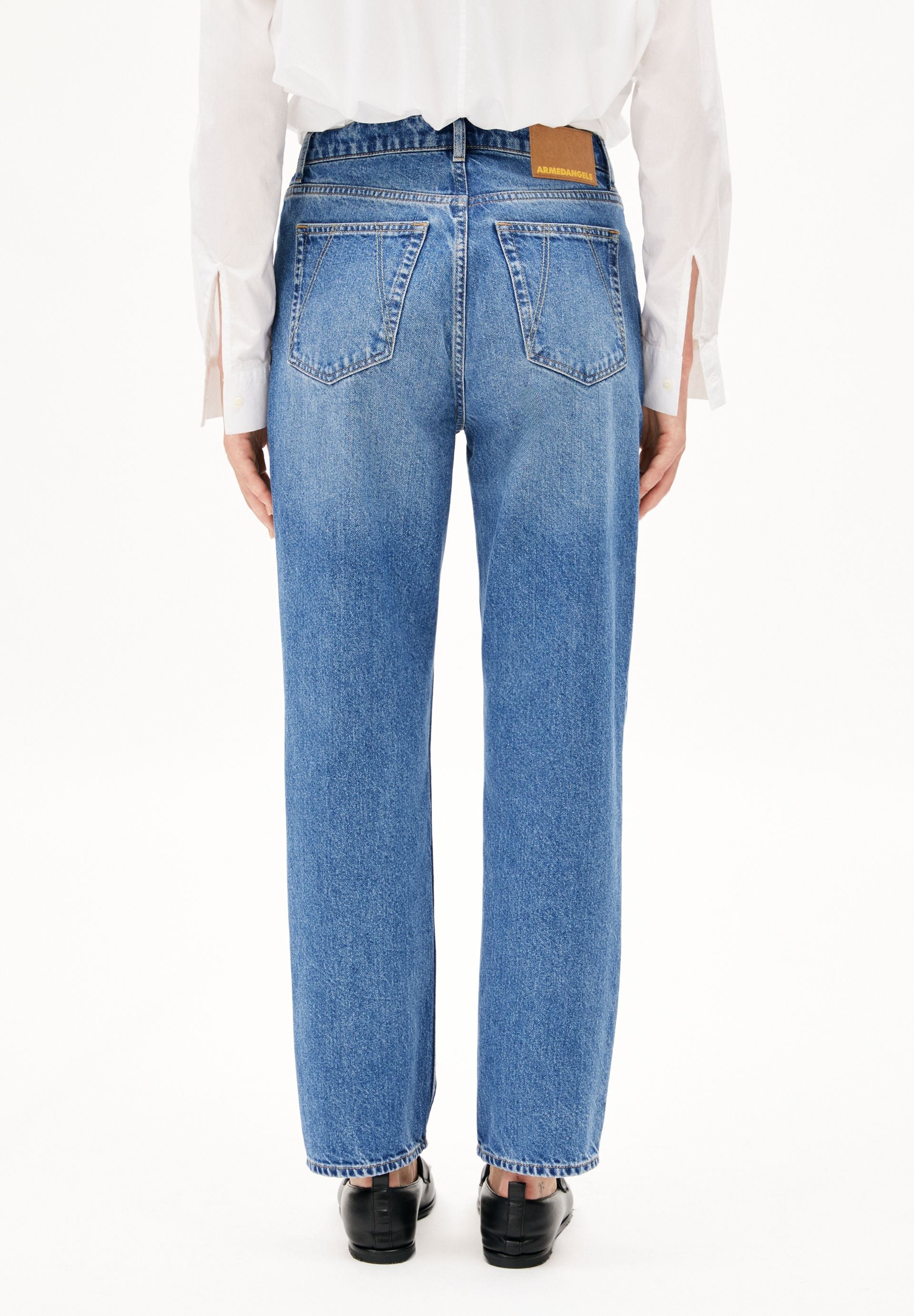 AAIKALA HIGH WAIST STRAIGHT JEANS | crunchy