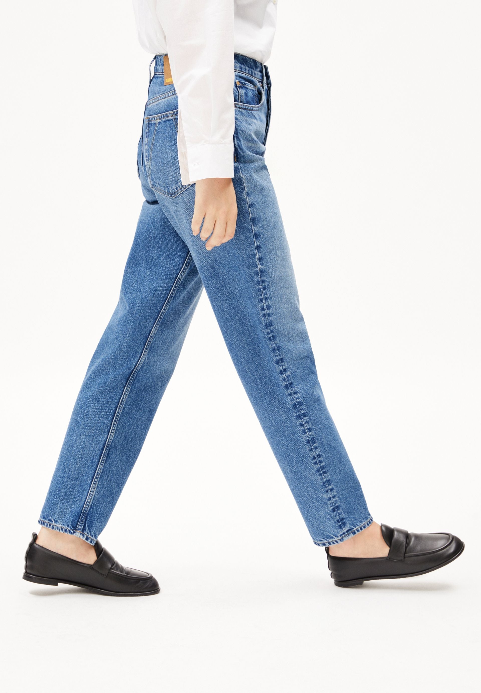 AAIKALA HIGH WAIST STRAIGHT JEANS | crunchy