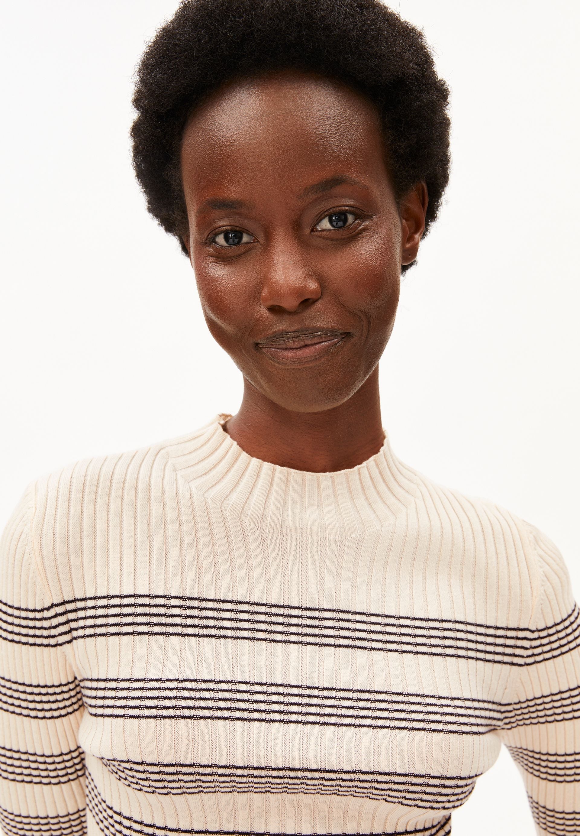 ALAANIA GESTREIFTER STRICKPULLOVER | oatmilk-black