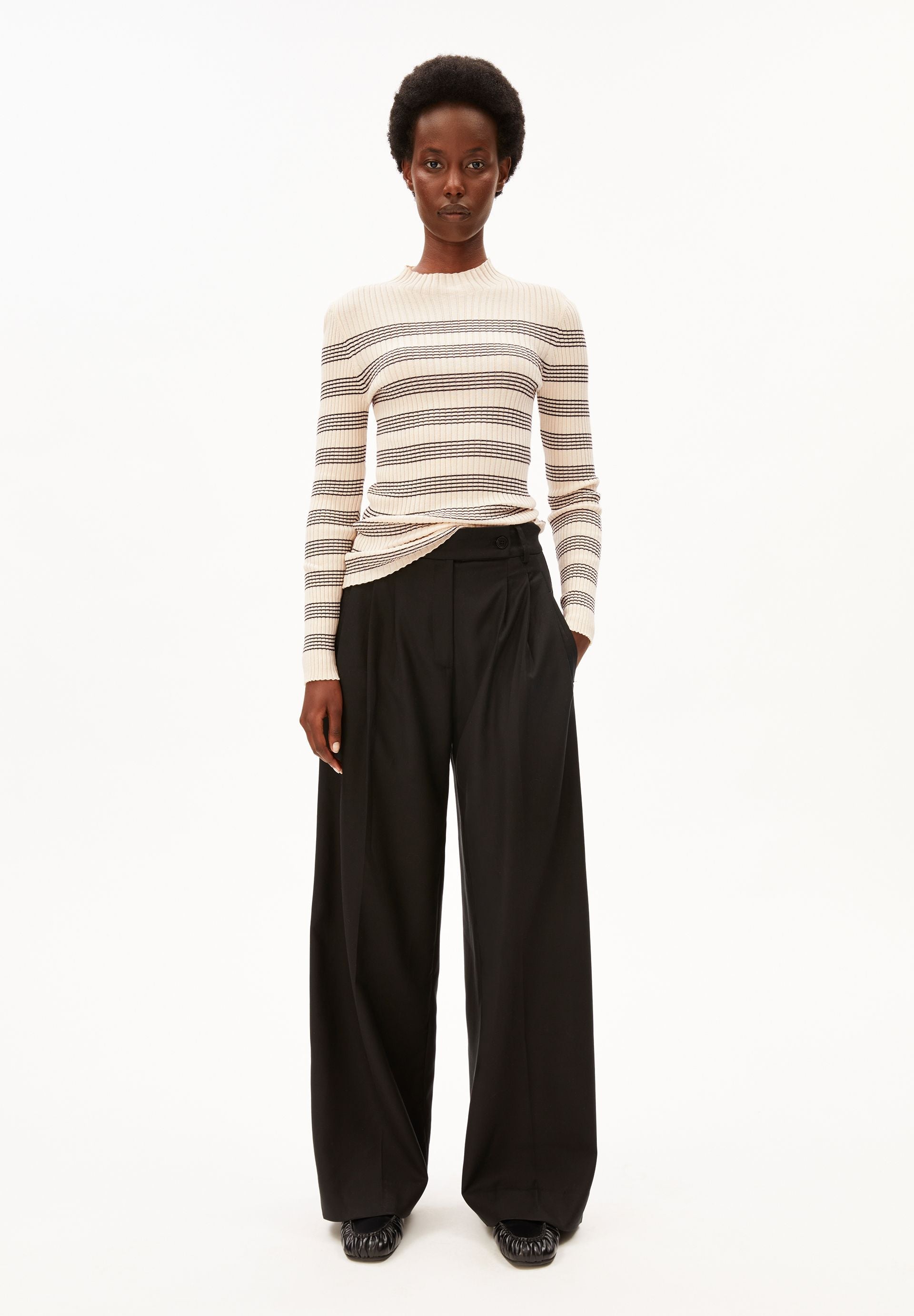 ALAANIA GESTREIFTER STRICKPULLOVER | oatmilk-black