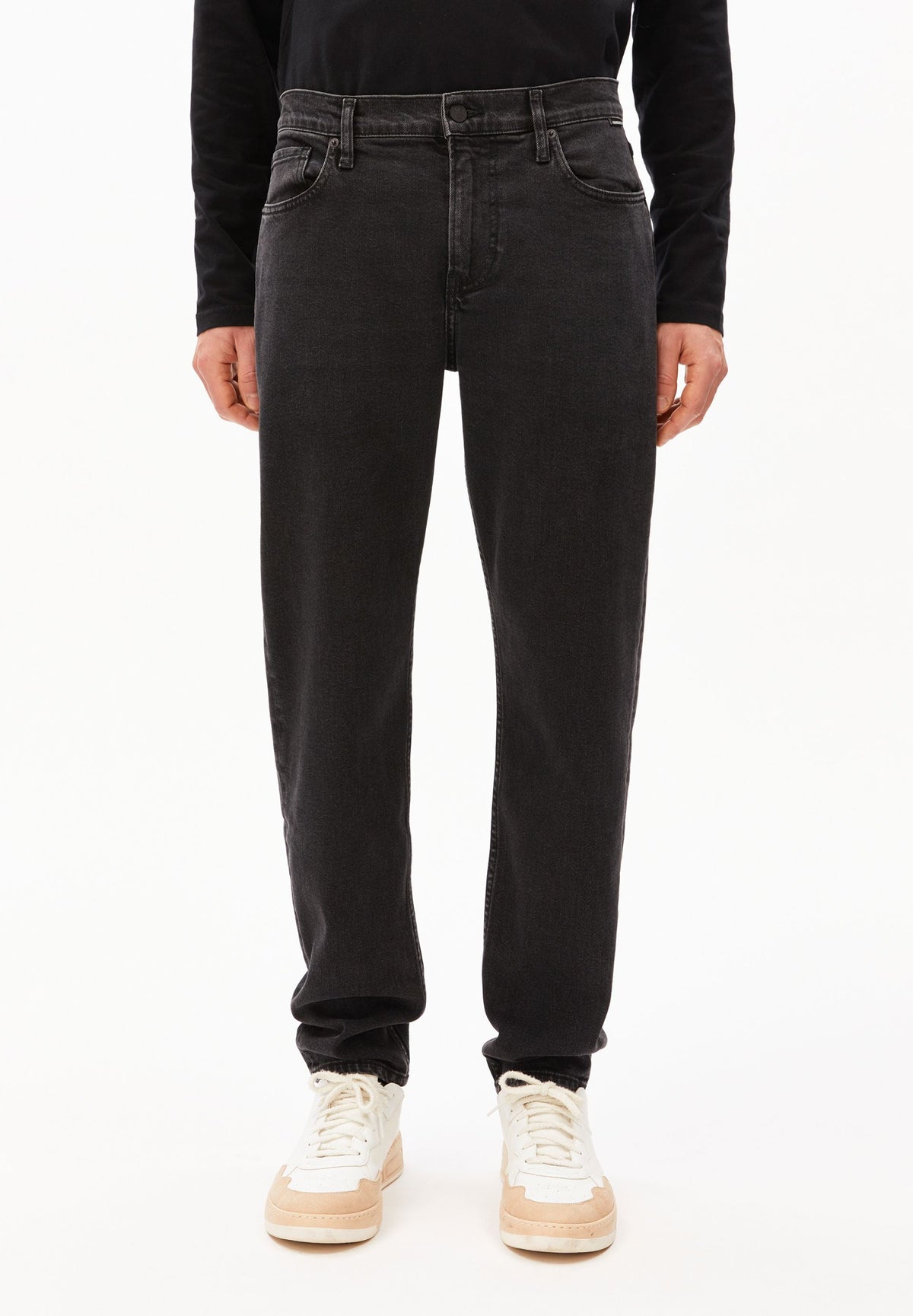 AARJO TARPA TAPERED JEANS | black washed authentic